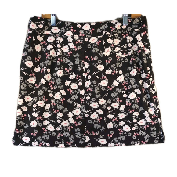 Izod Golf Skort Sz 10 Black Floral Mini Skirt Built-In Shorts Pockets Stretch - Picture 2 of 9